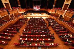 İzmir Büyükşehir Belediye Meclis Toplantısı’nda AK Partili meclis üyeleri,  Foça’da