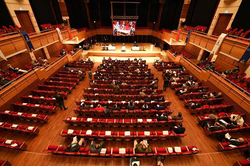 İzmir Büyükşehir Belediye Meclis Toplantısı’nda AK Partili meclis üyeleri,  Foça’da