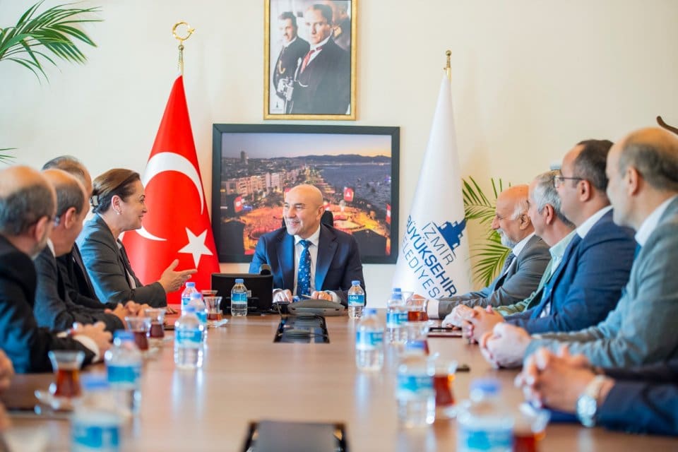 İzmir B&uuml;y&uuml;kşehir Belediye Başkanı Tun&ccedil; Soyer, T&uuml;rkiye Kent Konseyleri Platformu&rsquo;nun