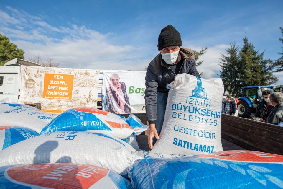 İzmir B&uuml;y&uuml;kşehir Belediyesi b&uuml;y&uuml;kbaş hayvan yetiştiricilerine yem desteğini Kınık&rsquo;tan sonra