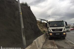 İzmir B&uuml;y&uuml;kşehir Belediyesi ge&ccedil;tiğimiz g&uuml;nlerde Altınyol Turan b&ouml;lgesinde yola d&uuml;şen