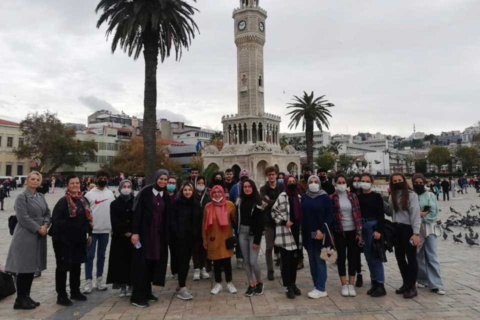 İzmir B&uuml;y&uuml;kşehir Belediyesi &ldquo;Gen&ccedil;lere Kucak A&ccedil;ıyor&rdquo; projesi kapsamında İzmir&rsquo;e &uuml;niversitede
