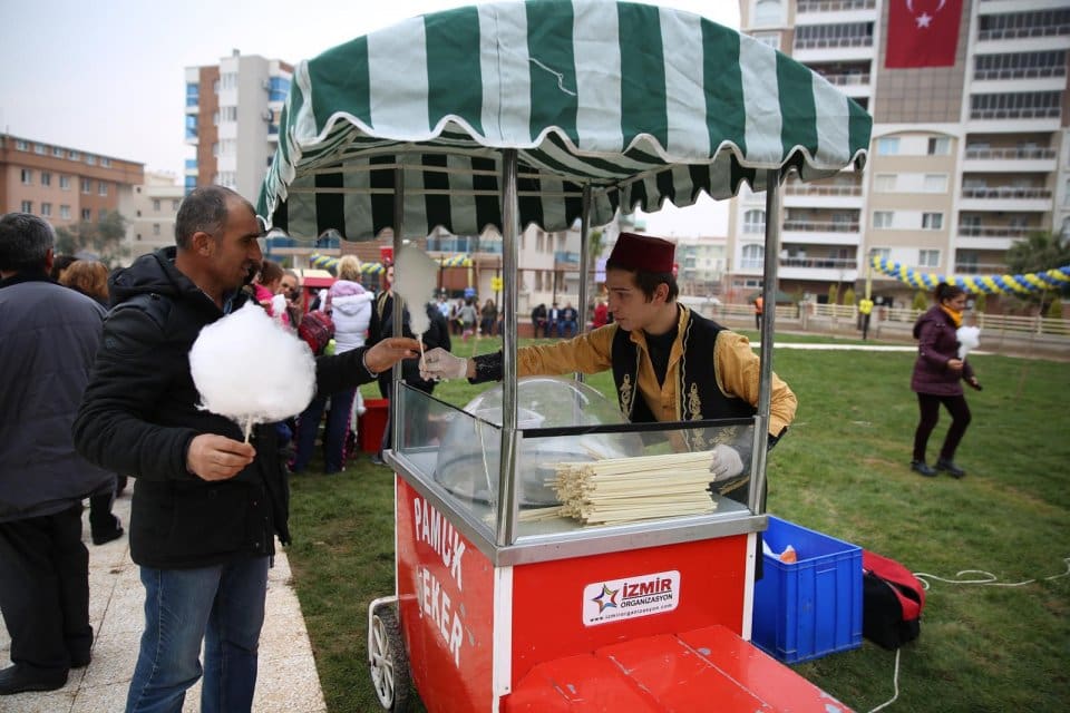 İzmir&rsquo;deki seyyar esnafı ve sanatkarının sorunlarını &ccedil;&ouml;zmek amacıyla İzmir B&uuml;y&uuml;kşehir