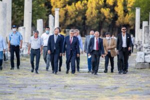 İzmir Büyükşehir Belediyesi, Zeus Sunağı’nın anavatanı Bergama’ya getirilmesi için yol