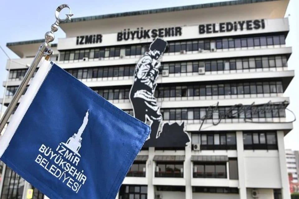 Telefonla ulaştığı kişilerden, belediye adına aradığını belirterek deprem b&ouml;lgesine yardım