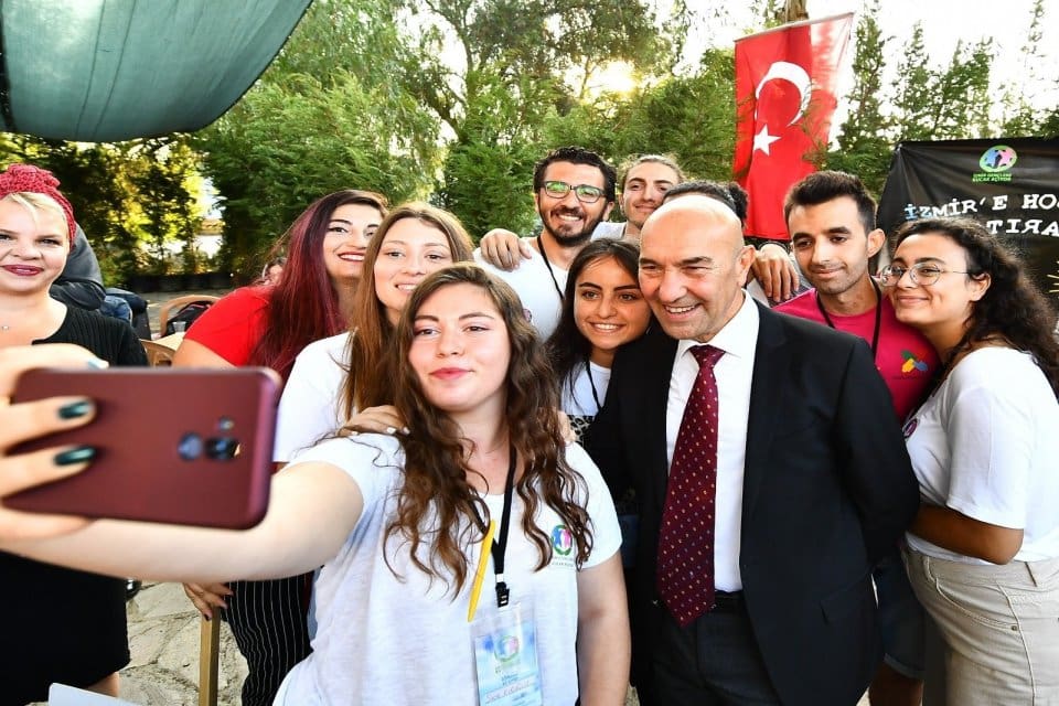 İzmir B&uuml;y&uuml;kşehir Belediyesi, İzmir esnafının da faydalanacağı Kitap Kart projesi
