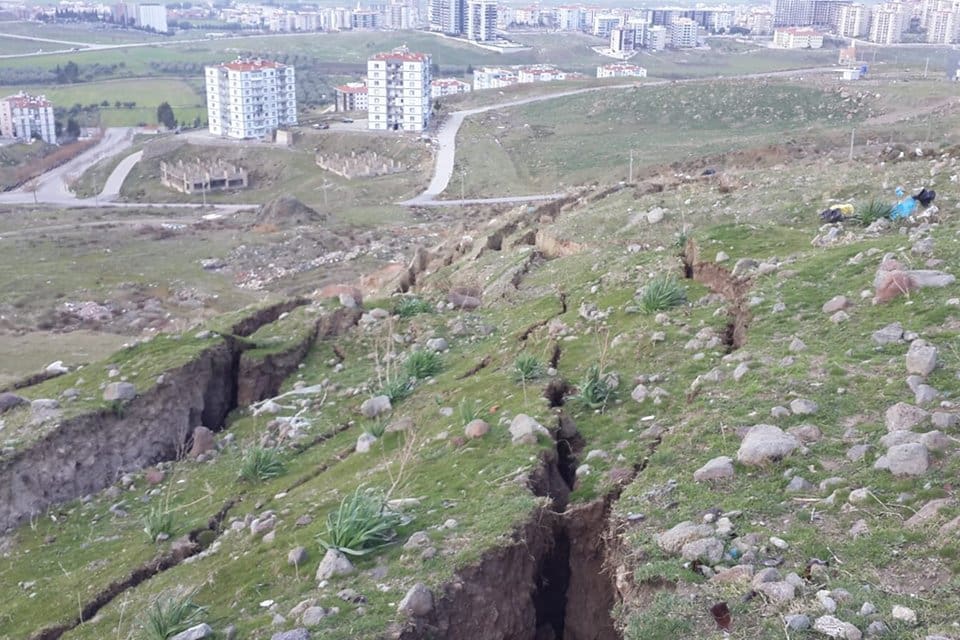 İzmir B&uuml;y&uuml;kşehir Belediyesi&rsquo;nden &Ccedil;iğli Cumhuriyet Mahallesi&rsquo;nde meydana gelen heyelan ve
