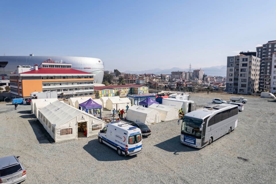 İzmir B&uuml;y&uuml;kşehir Belediyesi Eşrefpaşa Hastanesi Hatay&rsquo;da sahra hastanesinin kurulumunu tamamladı.