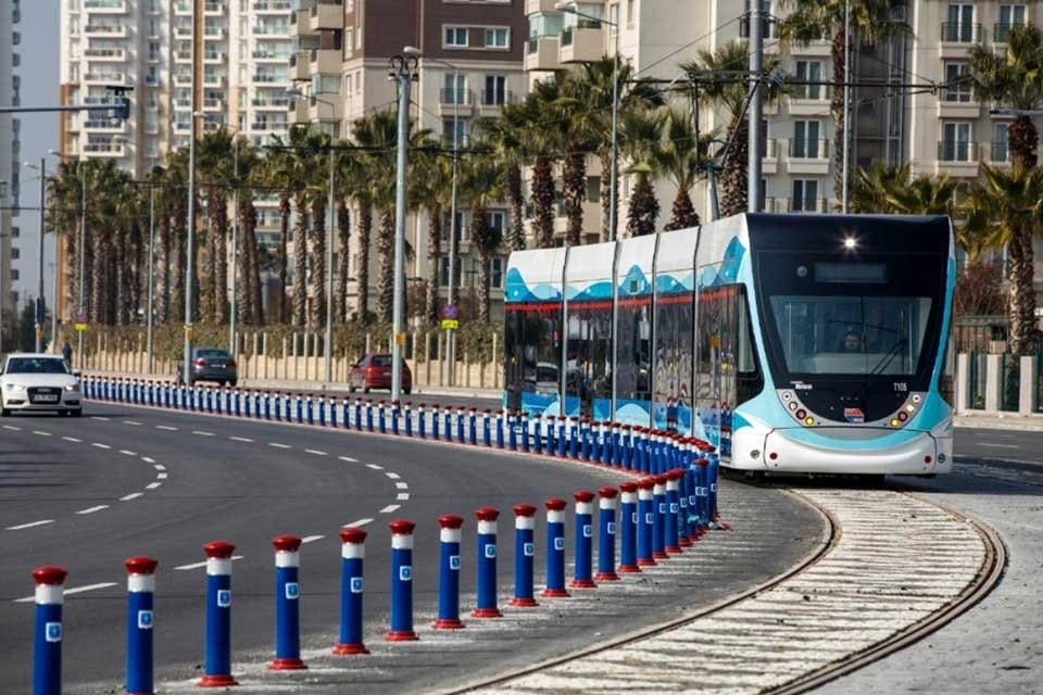 B&uuml;y&uuml;kşehir'den Karşıyaka- &Ccedil;iğli Tramvay inşaatında mağduriyet yaşandığı&nbsp;ve bir fabrikanın kamyonlarının