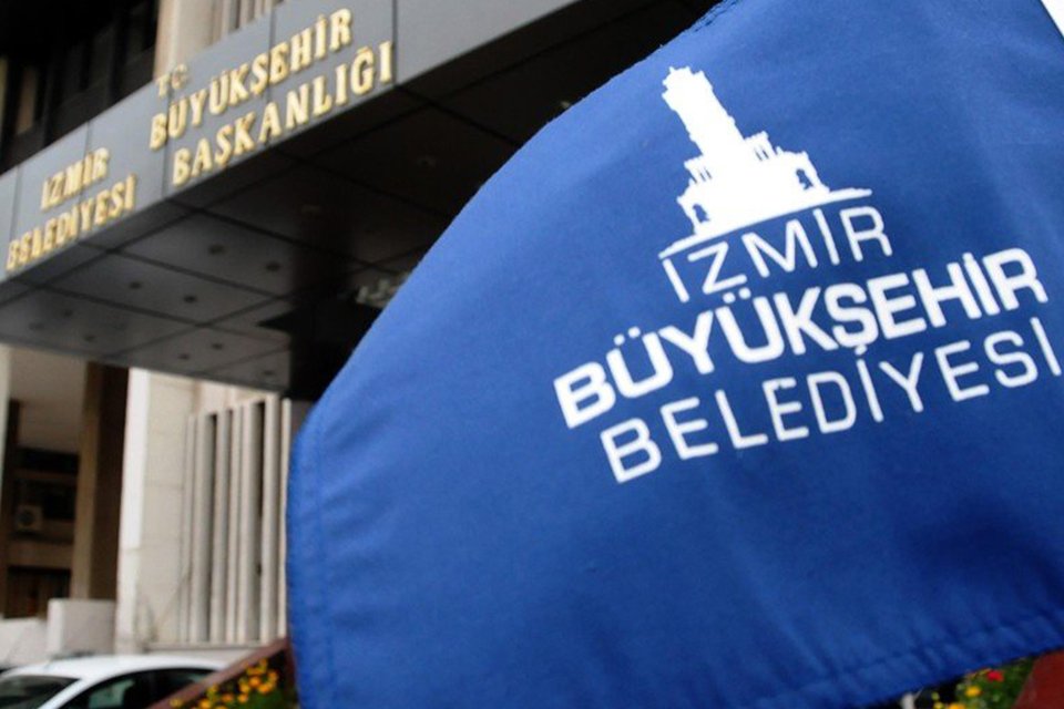 İzmir Büyükşehir Belediyesi'ne bağlı Meslek Fabrikası'nda eğitmen olarak görev yapan