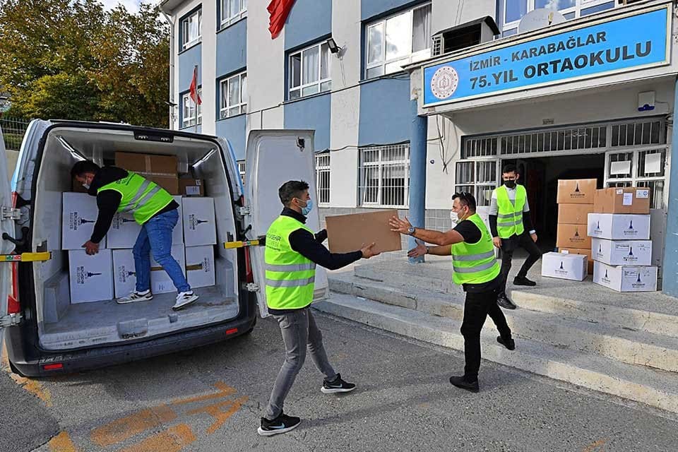 İzmir B&uuml;y&uuml;kşehir Belediyesi&rsquo;nin kara kış destekleri kapsamında ihtiya&ccedil; sahibi ilk