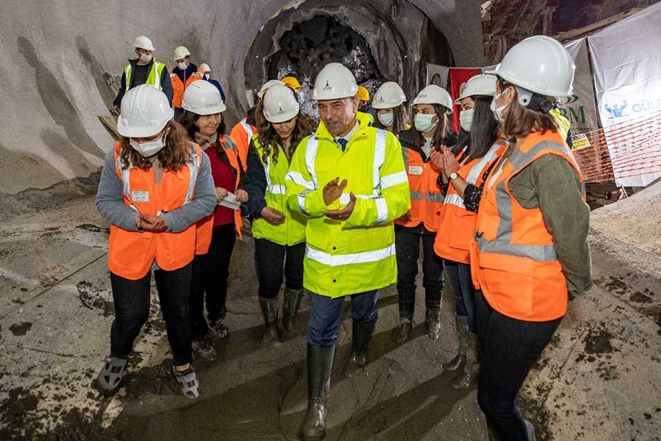 İzmir&rsquo;de raylı sistem atağı devam ediyor. İzmir tarihinin en b&uuml;y&uuml;k