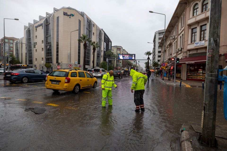 İzmir B&uuml;y&uuml;kşehir Belediyesi İZSU Genel M&uuml;d&uuml;rl&uuml;ğ&uuml; ekipleri, kentte şiddetli yağışların
