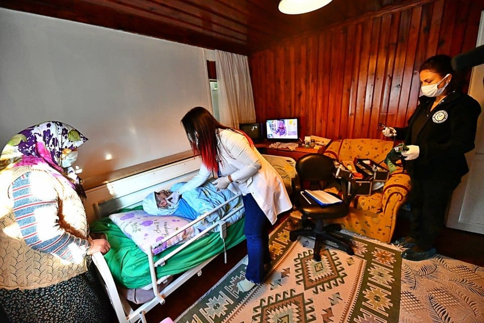 İzmir B&uuml;y&uuml;kşehir Belediyesi Eşrefpaşa Hastanesi sağlık kuruluşlarına gitmekte zorlanan hastalara