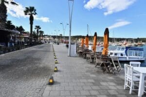 Sığacık sahilini yepyeni bir g&ouml;r&uuml;n&uuml;me kavuşturan İzmir B&uuml;y&uuml;kşehir Belediyesi, eski