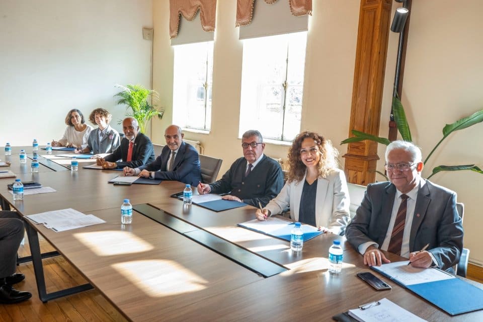 İzmir B&uuml;y&uuml;kşehir Belediye Başkanı Tun&ccedil; Soyer İzmir&rsquo;de eğitim alanında faaliyet