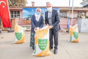 İzmir Büyükşehir Belediyesi, yem ihtiyacını karşılamakta zorlanan küçükbaş hayvan üreticileri