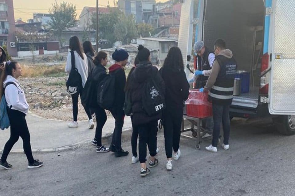 İzmir B&uuml;y&uuml;kşehir Belediyesi&rsquo;nin ekipleri saat 03:29&rsquo;da meydana gelen 4.9 b&uuml;y&uuml;kl&uuml;ğ&uuml;ndeki