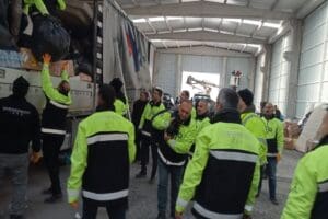 Deprem b&ouml;lgesinde zamana karşı m&uuml;cadele devam ederken İzmir B&uuml;y&uuml;kşehir Belediyesi