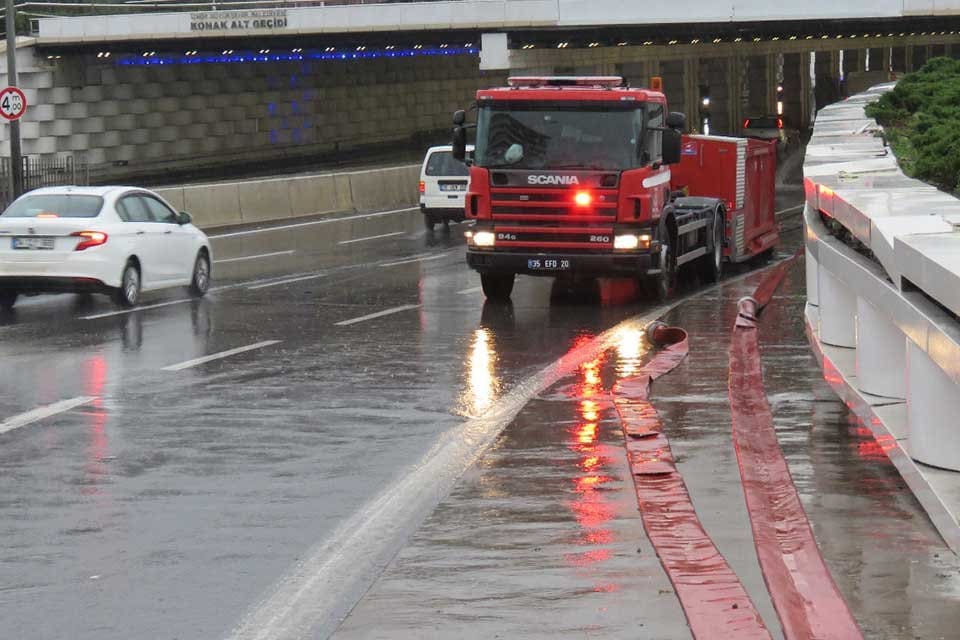 İzmir B&uuml;y&uuml;kşehir Belediyesi, bug&uuml;n akşam saatlerinde etkili olacak sağanak yağış