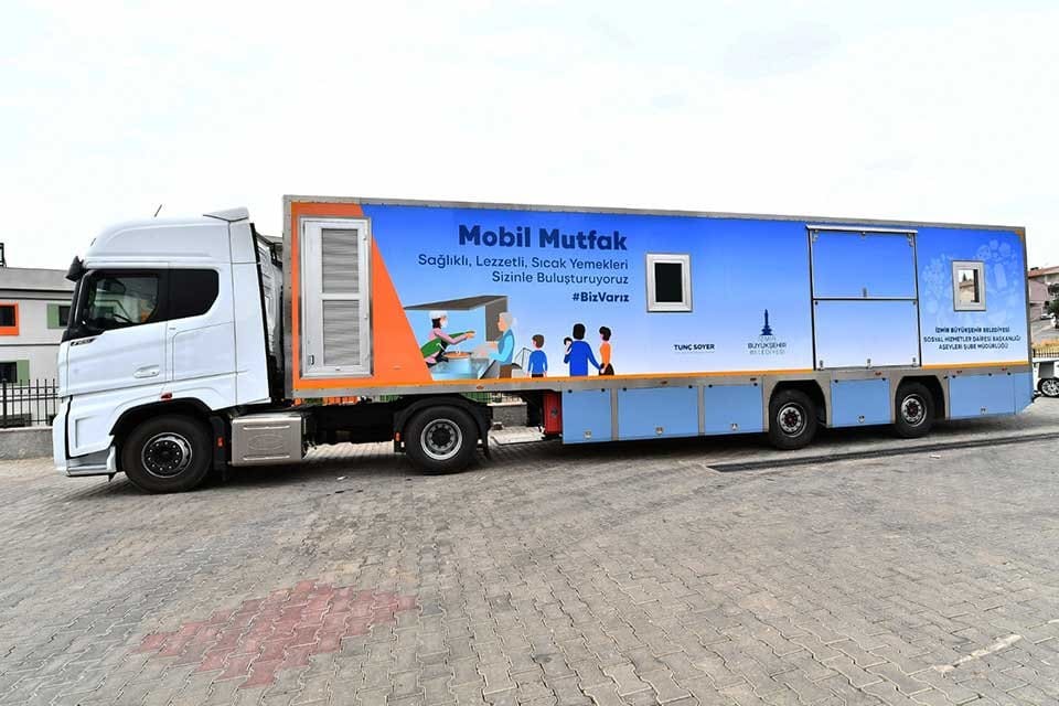İzmir B&uuml;y&uuml;kşehir Belediyesi&rsquo;nin mobil mutfak aracı talep &uuml;zerine g&uuml;nlerdir orman