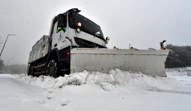 Büyükşehir kapanan yolları trafiğe açtı: İzmir'de karla mücadele