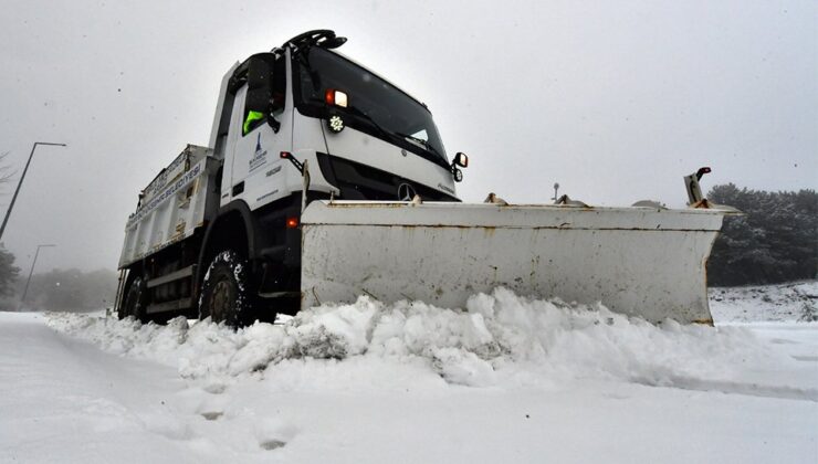 Büyükşehir kapanan yolları trafiğe açtı: İzmir'de karla mücadele
