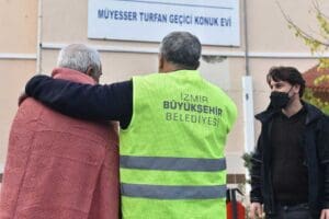 İzmir B&uuml;y&uuml;kşehir Belediyesi, kışın bu soğuk g&uuml;nlerinde barınma olanağı bulunmayan