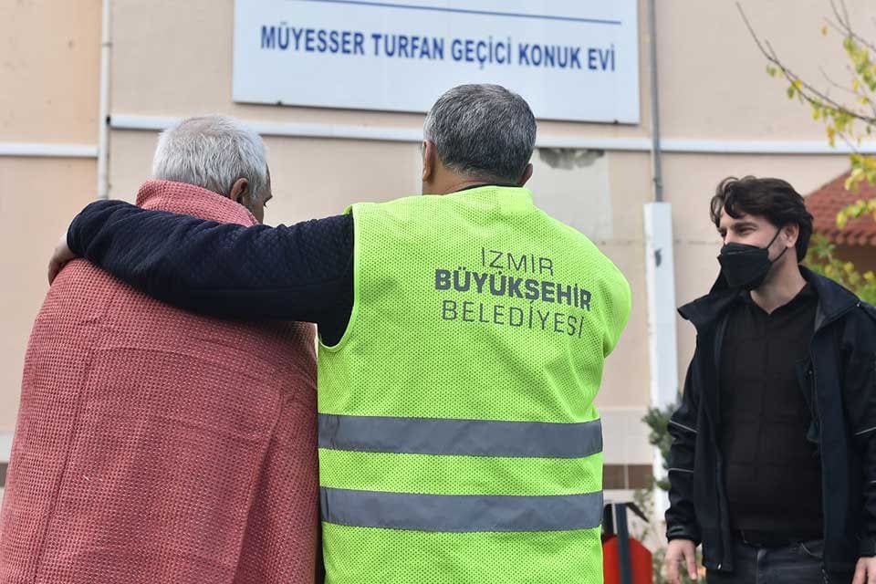 İzmir B&uuml;y&uuml;kşehir Belediyesi, kışın bu soğuk g&uuml;nlerinde barınma olanağı bulunmayan