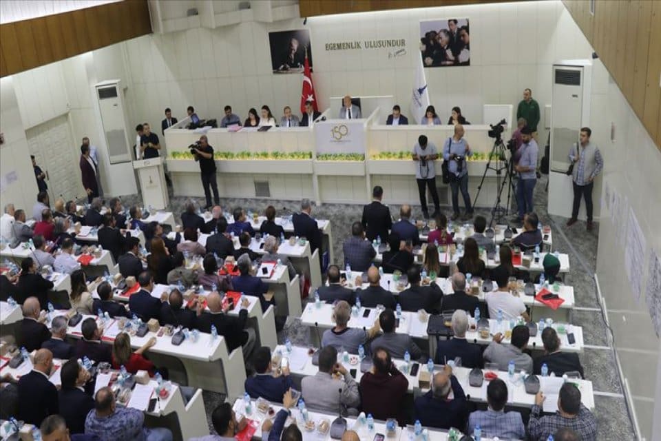 İzmir B&uuml;y&uuml;kşehir Belediyesi&rsquo;nin Temmuz ayı birinci oturumunun sonunda konuşan B&uuml;y&uuml;kşehir