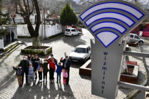 Kemalpaşa&rsquo;ya 33 kilometre uzaklıktaki Hamzababa mahallesinde internete ulaşmak ve EBA