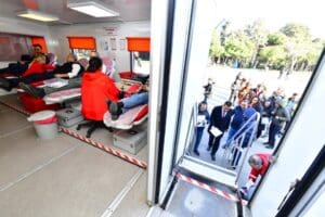 İzmir B&uuml;y&uuml;kşehir Belediyesi &ccedil;alışanları afet b&ouml;lgesine yardım faaliyetlerinin yanı sıra