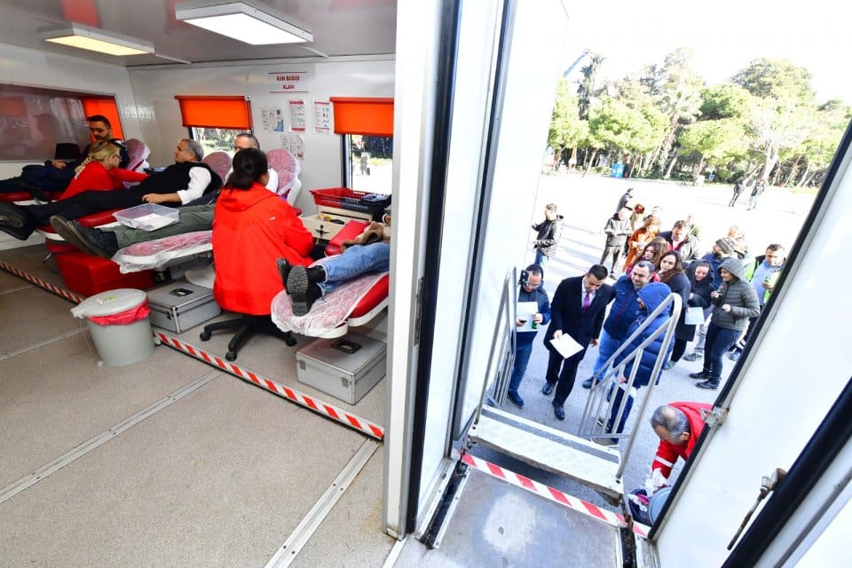 İzmir B&uuml;y&uuml;kşehir Belediyesi &ccedil;alışanları afet b&ouml;lgesine yardım faaliyetlerinin yanı sıra