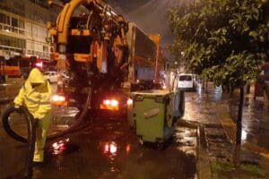 İzmir&rsquo;de gece etkisini artıran şiddetli yağışın yarattığı olumsuzlukları gidermek i&ccedil;in
