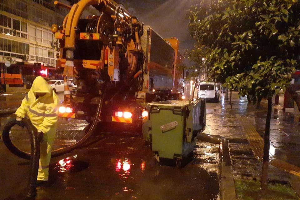 İzmir&rsquo;de gece etkisini artıran şiddetli yağışın yarattığı olumsuzlukları gidermek i&ccedil;in