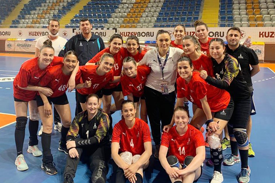 İzmir B&uuml;y&uuml;kşehir Belediyespor erkekler ve kadınlarda T&uuml;rkiye Kupası&rsquo;nda finale kaldı.