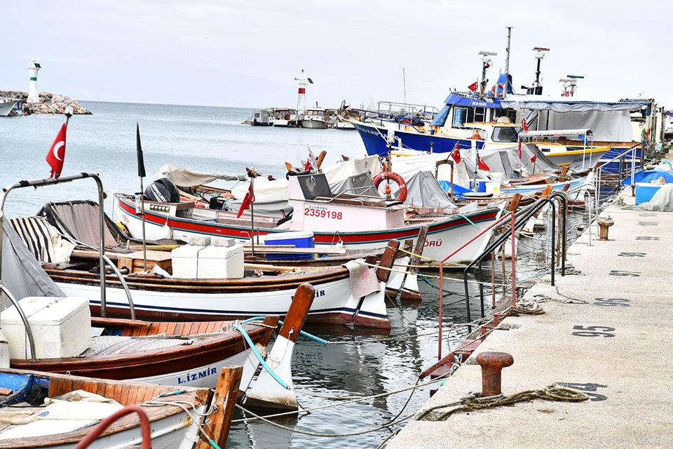 İzmir Büyükşehir Belediyesi, su ürünleri kooperatiflerine bağlı küçük ölçekli balıkçılara