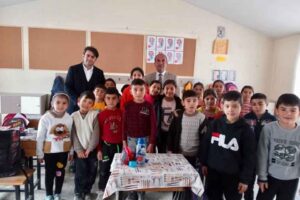 İzmir Büyükşehir Belediyesi Zübeyde Hanım Huzurevi’nde çocuklar ve yaşlılar arasındaki