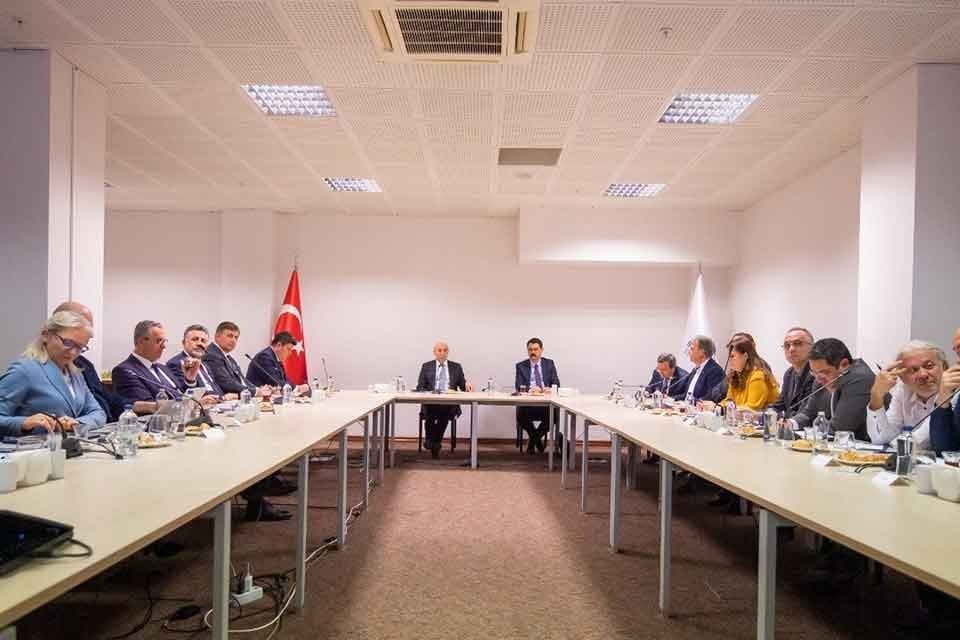İzmir B&uuml;y&uuml;kşehir Belediye Başkanı Tun&ccedil; Soyer merkezdeki il&ccedil;elerin belediye başkanlarıyla