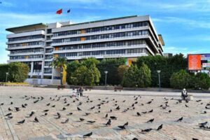 İzmir Büyükşehir Belediyesi’nin depremde hasar gördüğü için boşaltılan ana hizmet