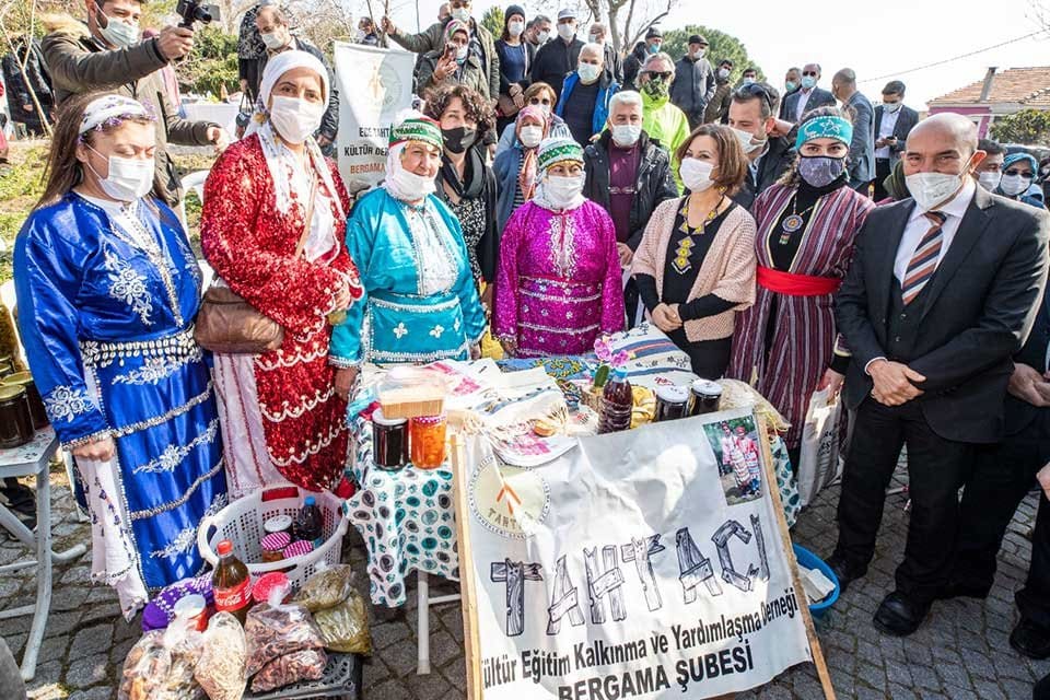 İzmir B&uuml;y&uuml;kşehir Belediyesi &uuml;reticiyi t&uuml;keticiyle aracısız buluşturan Bergama&rsquo;daki &uuml;retici pazarına