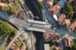 İzmir B&uuml;y&uuml;kşehir Belediyesi Dikili Bademli Deresi &uuml;zerinde taşıt ve yaya