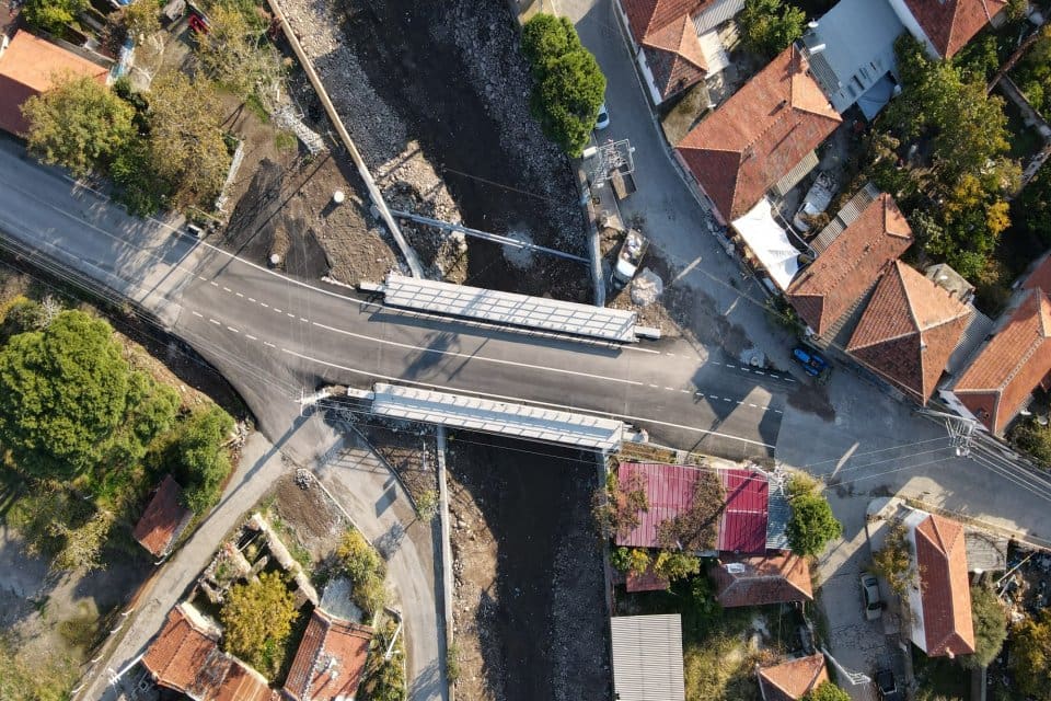 İzmir B&uuml;y&uuml;kşehir Belediyesi Dikili Bademli Deresi &uuml;zerinde taşıt ve yaya