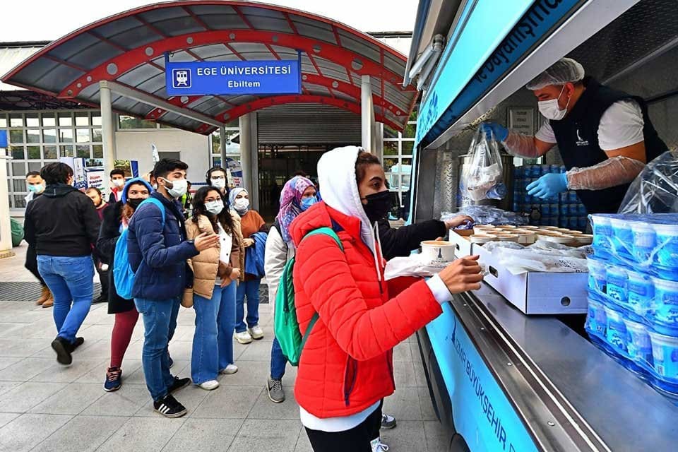 İzmir B&uuml;y&uuml;kşehir Belediyesi &uuml;niversite &ouml;ğrencilerinin g&uuml;ne sıcak &ccedil;orbayla başlaması i&ccedil;in