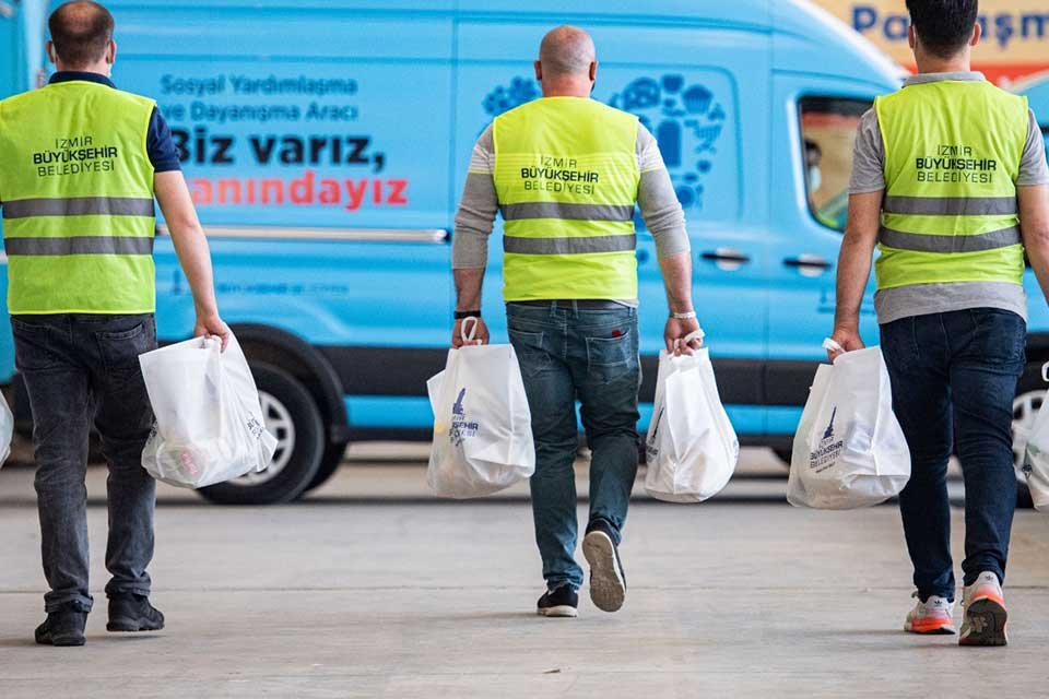 İzmir Büyükşehir Belediyesi kara kış destekleri kapsamında gıdadan nakdi yardıma,