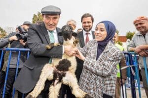 İzmir B&uuml;y&uuml;kşehir Belediye Başkanı Tun&ccedil; Soyer, Urla'da k&uuml;&ccedil;&uuml;kbaş hayvan dağıtım