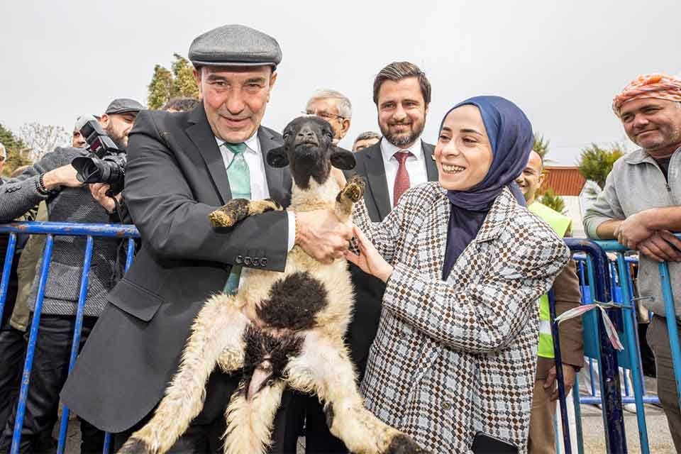 İzmir B&uuml;y&uuml;kşehir Belediye Başkanı Tun&ccedil; Soyer, Urla'da k&uuml;&ccedil;&uuml;kbaş hayvan dağıtım