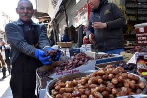 RAMAZANA sayılı g&uuml;nler kala iftar sofralarının vazge&ccedil;ilmezi olan hurma, tezgahları