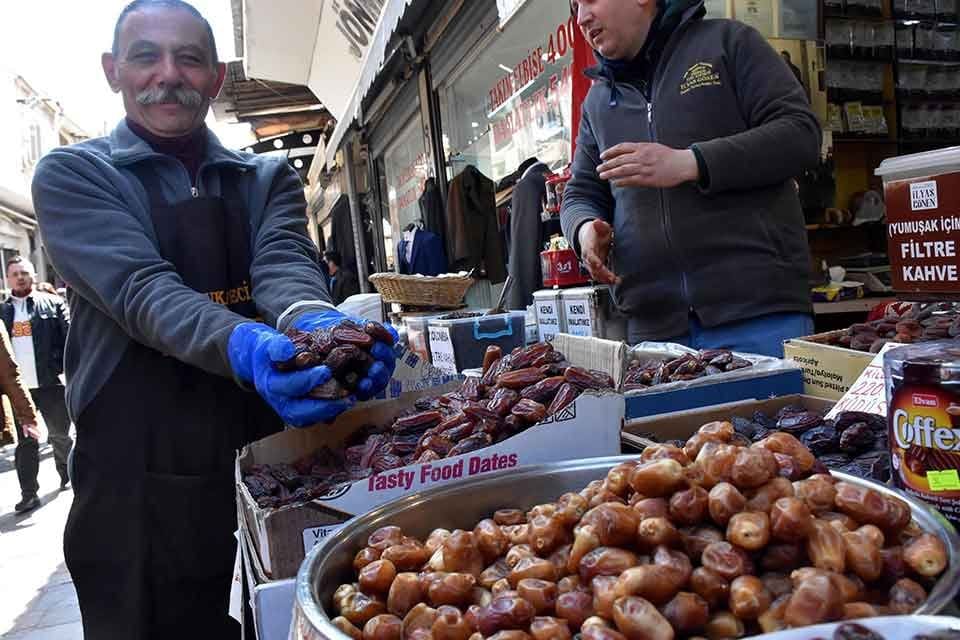 RAMAZANA sayılı g&uuml;nler kala iftar sofralarının vazge&ccedil;ilmezi olan hurma, tezgahları