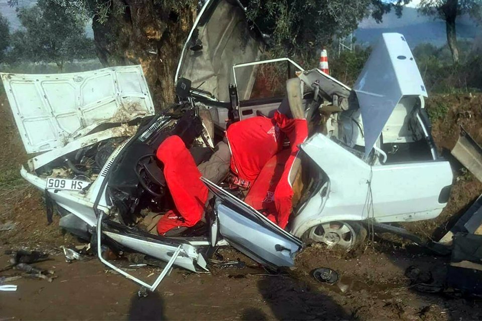 İzmir'in Ödemiş ilçesinde çalıştıkları çiçek serasına gitmek için yola çıkan